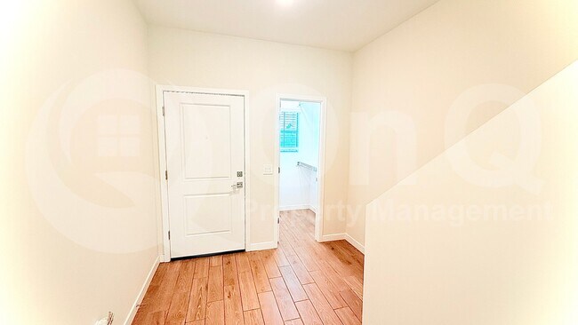 2821 W Red Fox Rd Phoenix, AZ 85085 photo 2