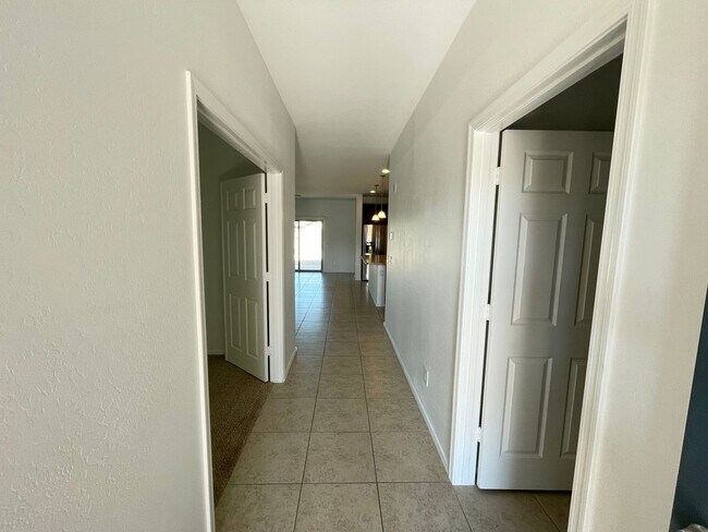 8454 N 61st Dr Glendale, AZ 85302 photo 2