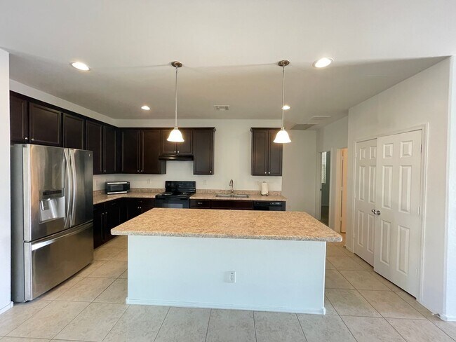 8454 N 61st Dr Glendale, AZ 85302 photo 4