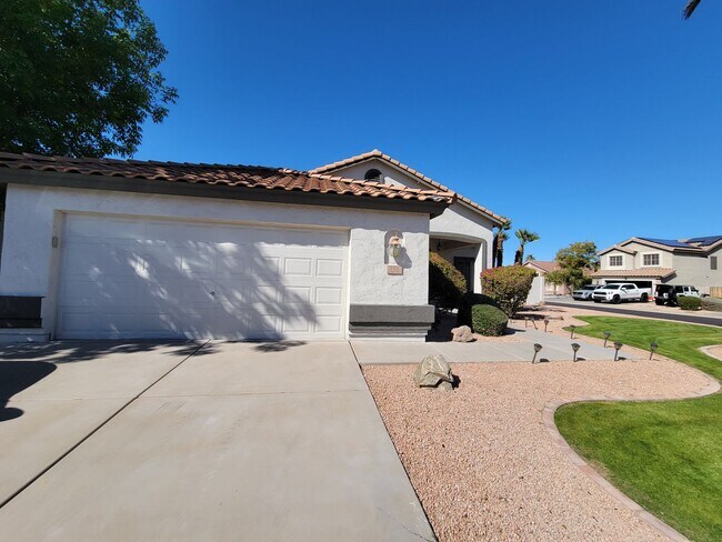358 S Ironwood St Gilbert, AZ 85296 photo 2