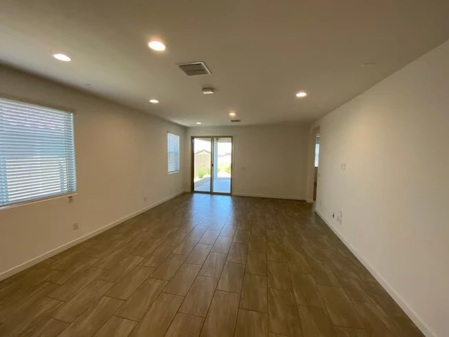 2216 W Dunbar Dr Phoenix, AZ 85041 photo 3