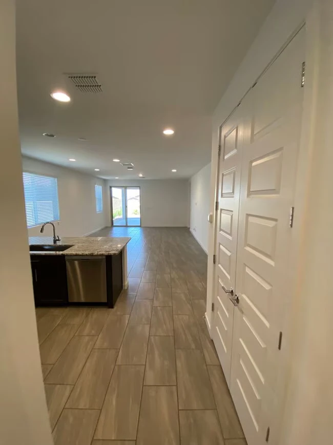 2216 W Dunbar Dr Phoenix, AZ 85041 photo 2
