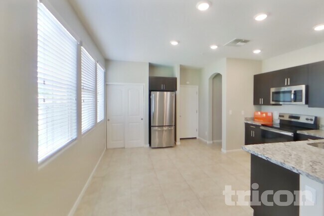 12562 W Gentle Rain Rd Peoria, AZ 85383 photo 4