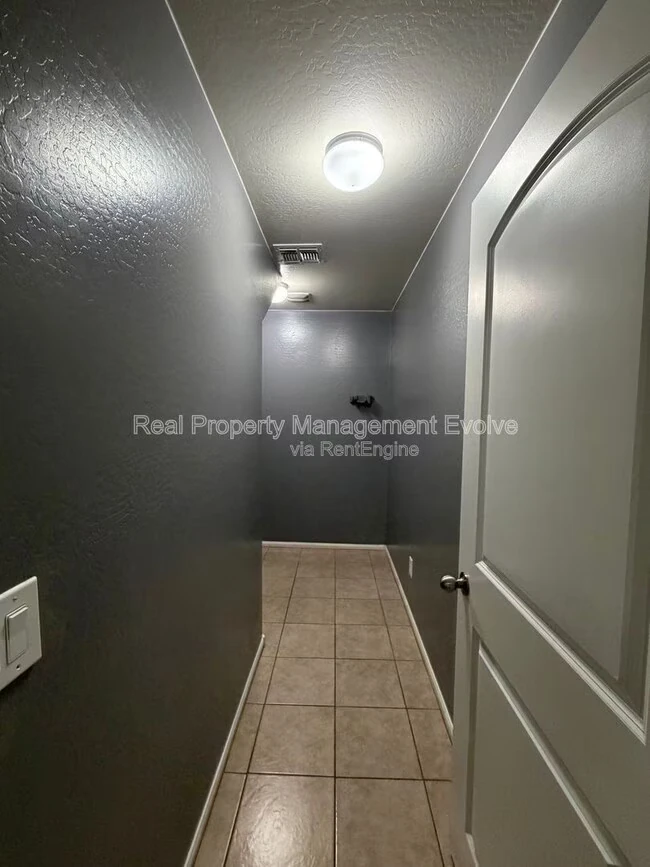 7724 W Pipestone Pl Phoenix, AZ 85035 photo 4