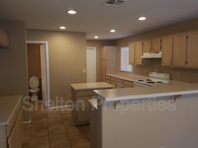 6822 W Louise Dr Glendale, AZ 85310 photo 3
