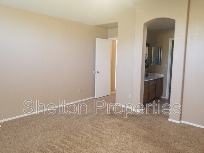 6822 W Louise Dr Glendale, AZ 85310 photo 4
