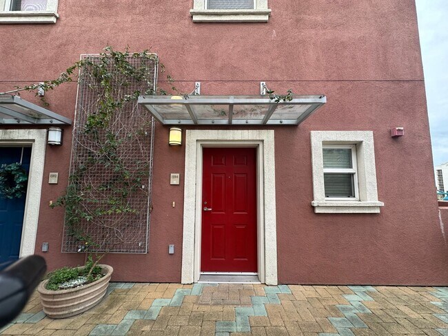 1594 Brunswig Ln Emeryville, CA 94608 photo 2