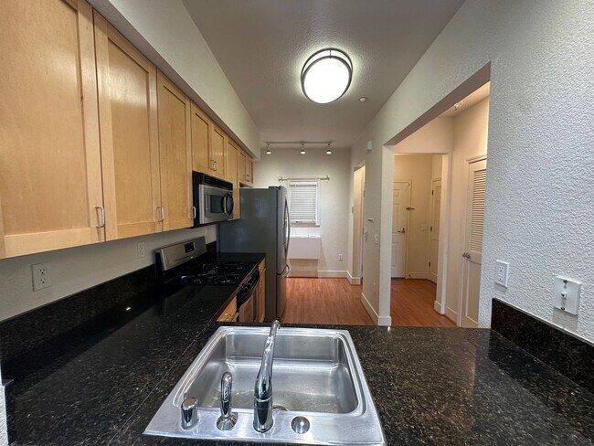 1594 Brunswig Ln Emeryville, CA 94608 photo 3