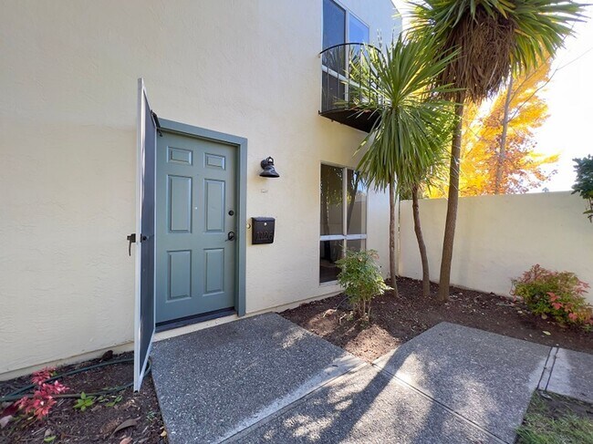 1126 Marina Dr Napa, CA 94559 photo 2