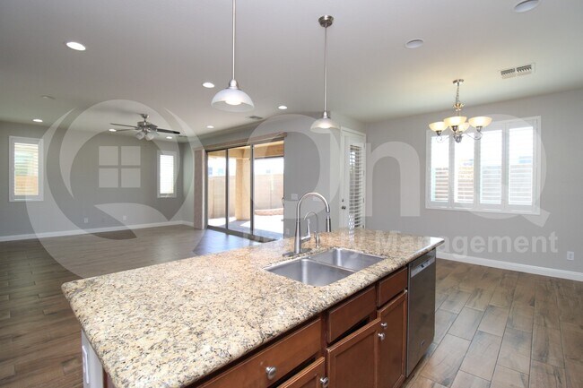 7312 N 90th Ln Glendale, AZ 85305 photo 4