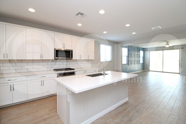 23059 E Escalante Rd Queen Creek, AZ 85142 photo 3