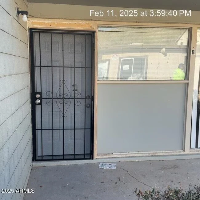 2028 W Cactus Rd photo 4