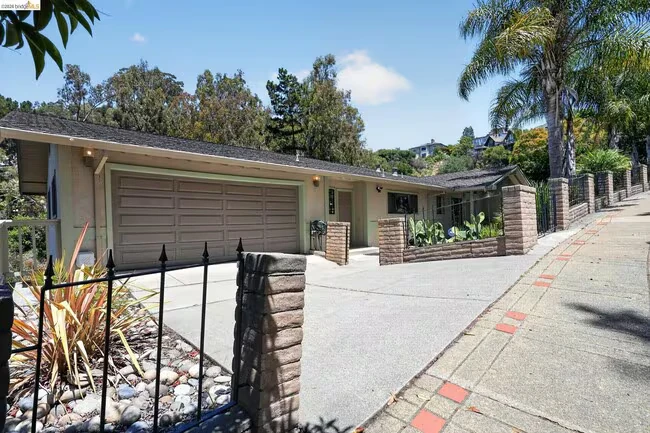 525 Hampton Rd Piedmont, CA 94611 photo 2