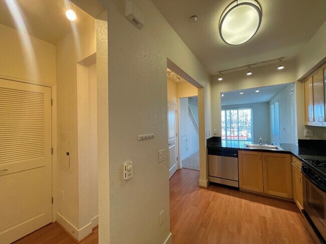 1594 Brunswig Ln Emeryville, CA 94608 photo 3
