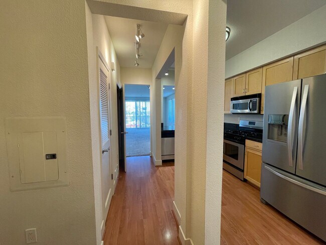 1594 Brunswig Ln Emeryville, CA 94608 photo 2