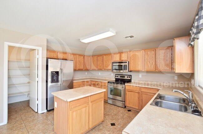 16185 W Shangri La Rd Surprise, AZ 85379 photo 2