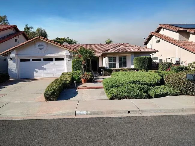 2598 Coronado Pl Vista, CA 92081
