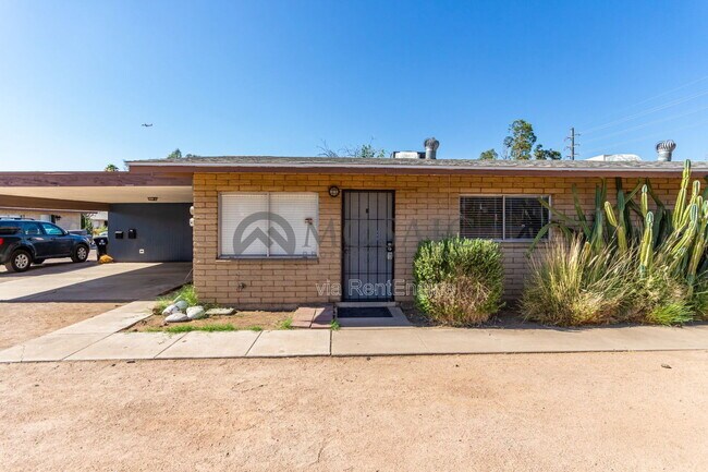 1204 S McClintock Dr Tempe, AZ 85281 photo 2