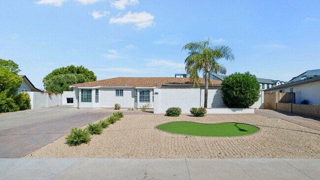 2929 N 55th Pl Phoenix, AZ 85018 photo 2