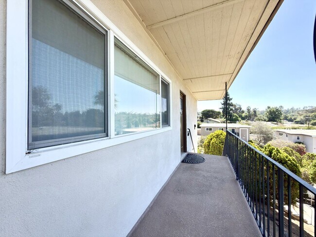 259 Alestar St Vista, CA 92084 photo 2