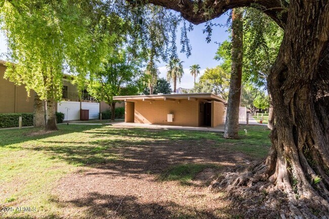 6125 E Indian School Rd Scottsdale, AZ 85251