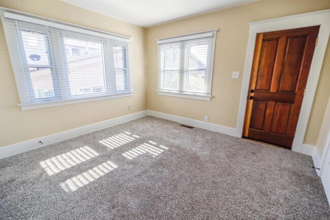 2339 Brant St San Diego, CA 92101 photo 4