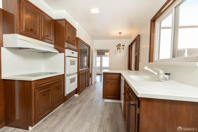 874 Green St San Francisco, CA 94133 photo 3