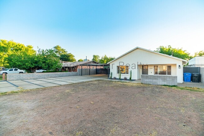 2224 N 37th Pl Phoenix, AZ 85008 photo 2