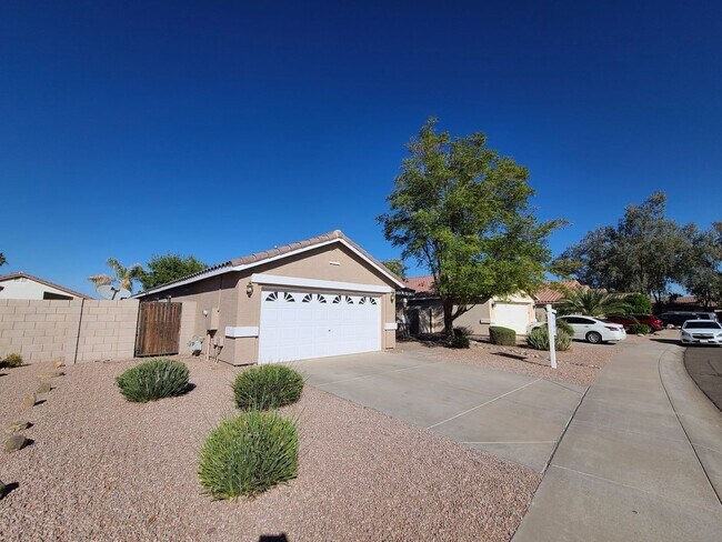 2324 E Browning Pl