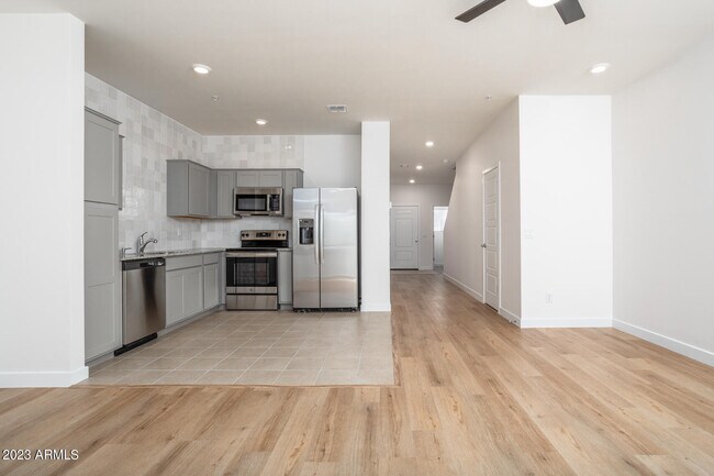 2169 W Harmont Dr photo 3