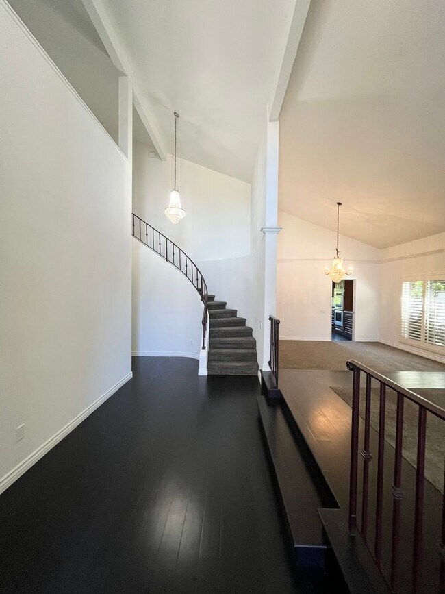 4925 Regla Ct San Diego, CA 92122 photo 2