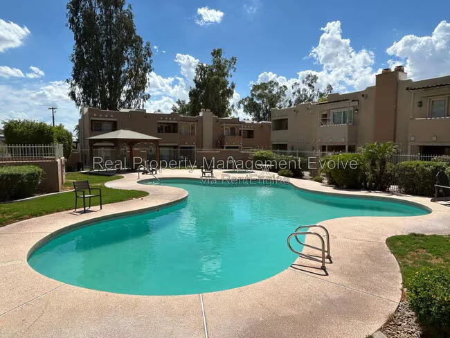 Stunning 2 Bedroom/2 Bath town photo 2