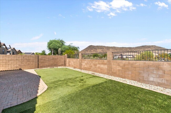2212 E Vista Bonita Dr Phoenix, AZ 85024 photo 2