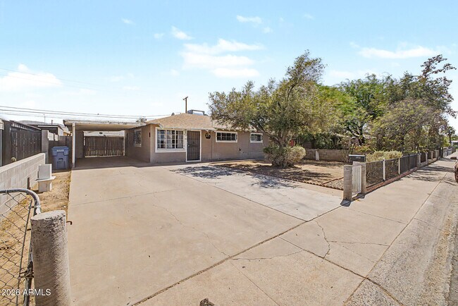 1823 E Sunland Ave Phoenix, AZ 85040 photo 2