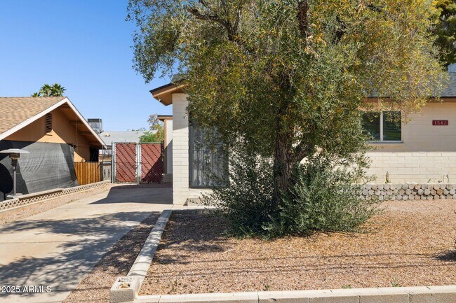 1542 E Turquoise Ave Phoenix, AZ 85020