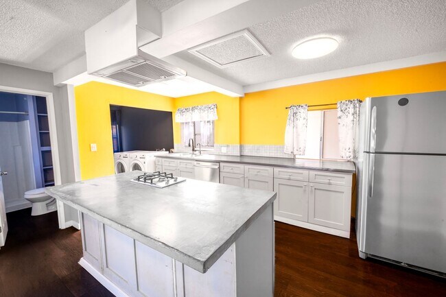 3041 Valle Ave San Diego, CA 92113 photo 2