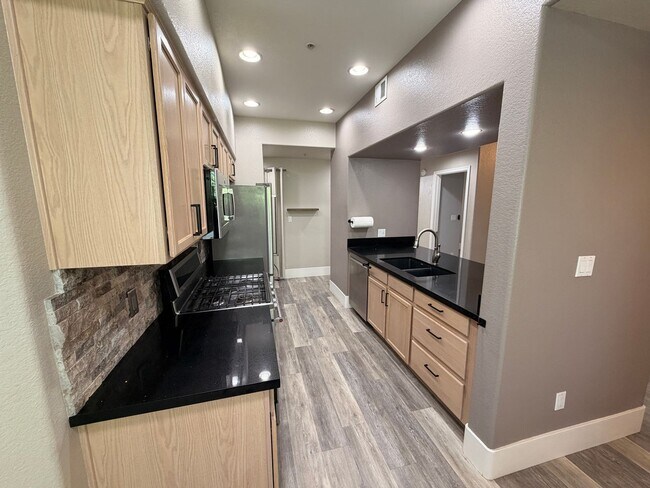 7401 W Arrowhead Clubhouse Dr Glendale, AZ 85308 photo 2