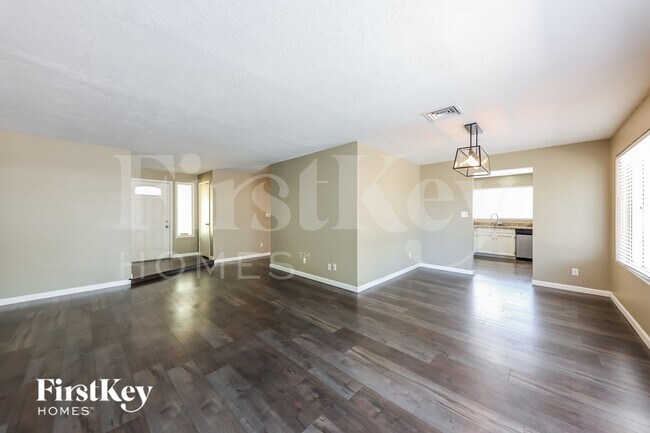 2915 W Danbury Dr Phoenix, AZ 85053 photo 3