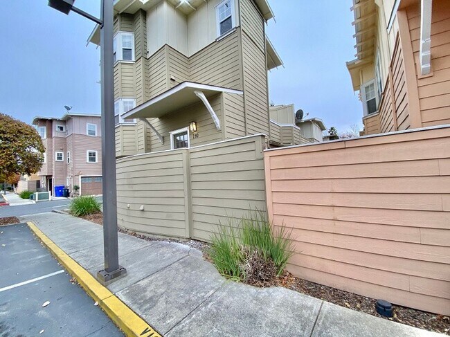 140 Valley Oak Dr Napa, CA 94558 photo 2
