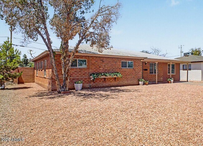 2344 W Mitchell Dr Phoenix, AZ 85015