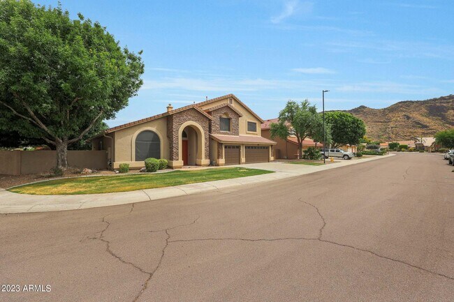 5328 W Mohawk Ln