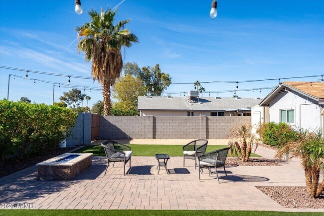 1211 W Palomino Dr photo 2