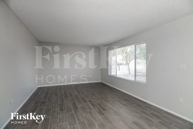 5909 S Palm Dr Tempe, AZ 85283 photo 2