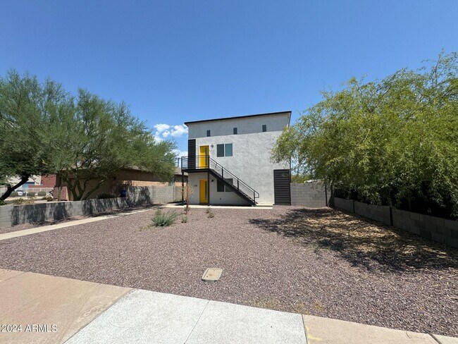 1106 E Yuma St photo 2