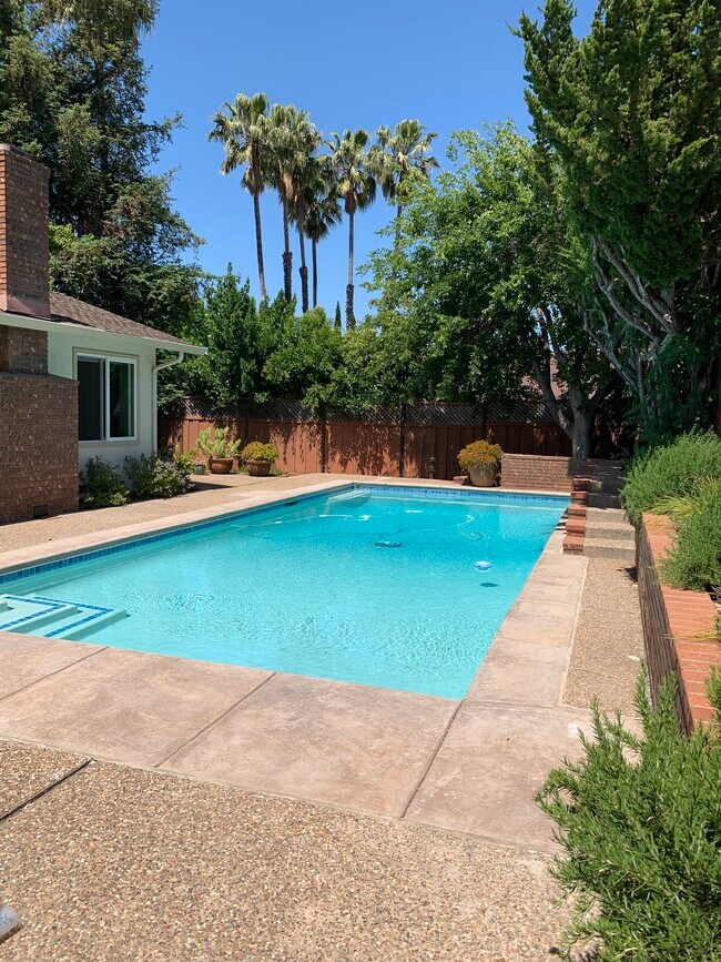 1819 Yolanda Circle photo 2