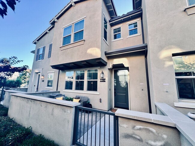1192 Delpy View Point Vista, CA 92084