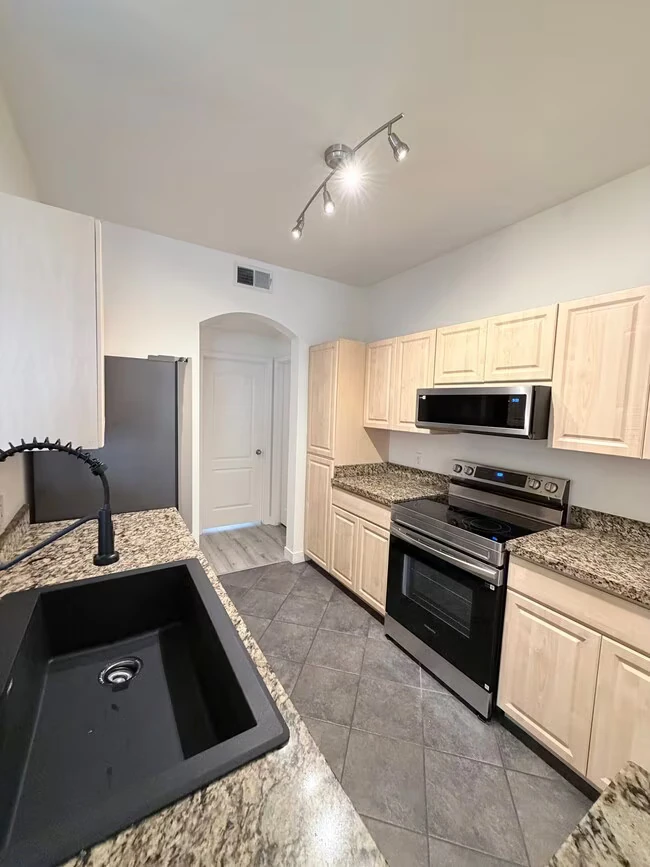 1411 E Orangewood Ave Phoenix, AZ 85020 photo 2