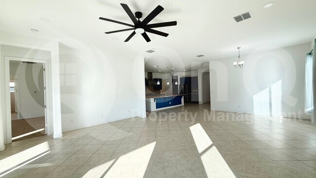 3355 E Constance Wy Phoenix, AZ 85042 photo 3