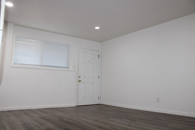 527 Vaqueros Ave photo 3