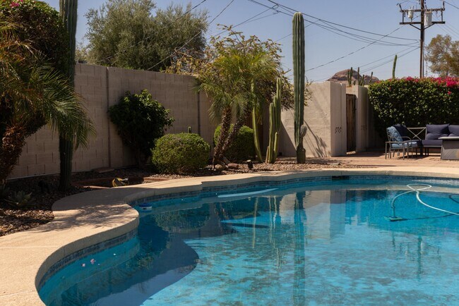 6821 E Palm Ln Scottsdale, AZ 85257 photo 2